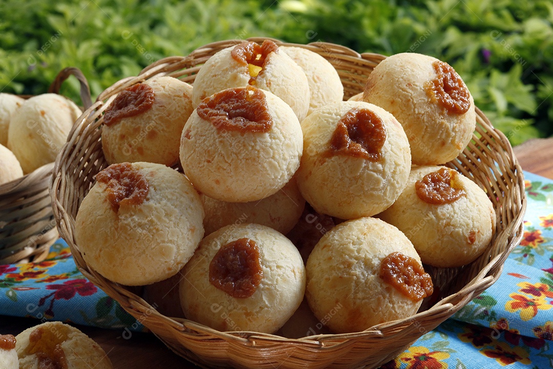 Lanche brasileiro pão de queijo, pão de queijo recheado com doce de leite