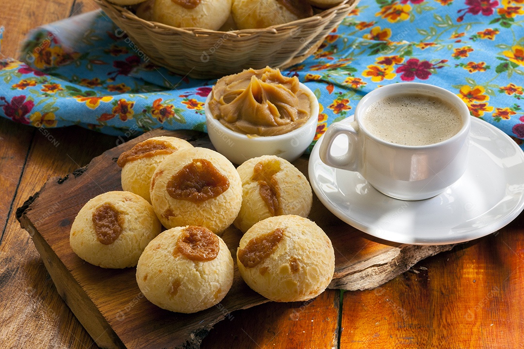Lanche brasileiro pão de queijo, pão de queijo recheado com doce de leite