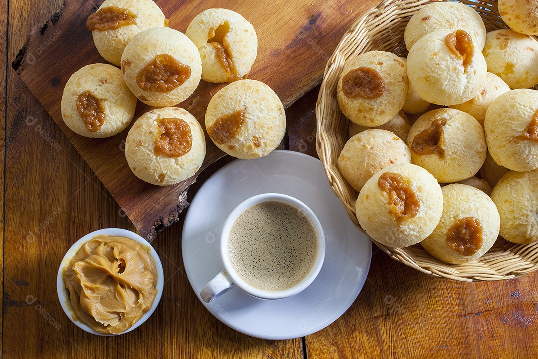 Lanche brasileiro pão de queijo, pão de queijo recheado com doce de leite