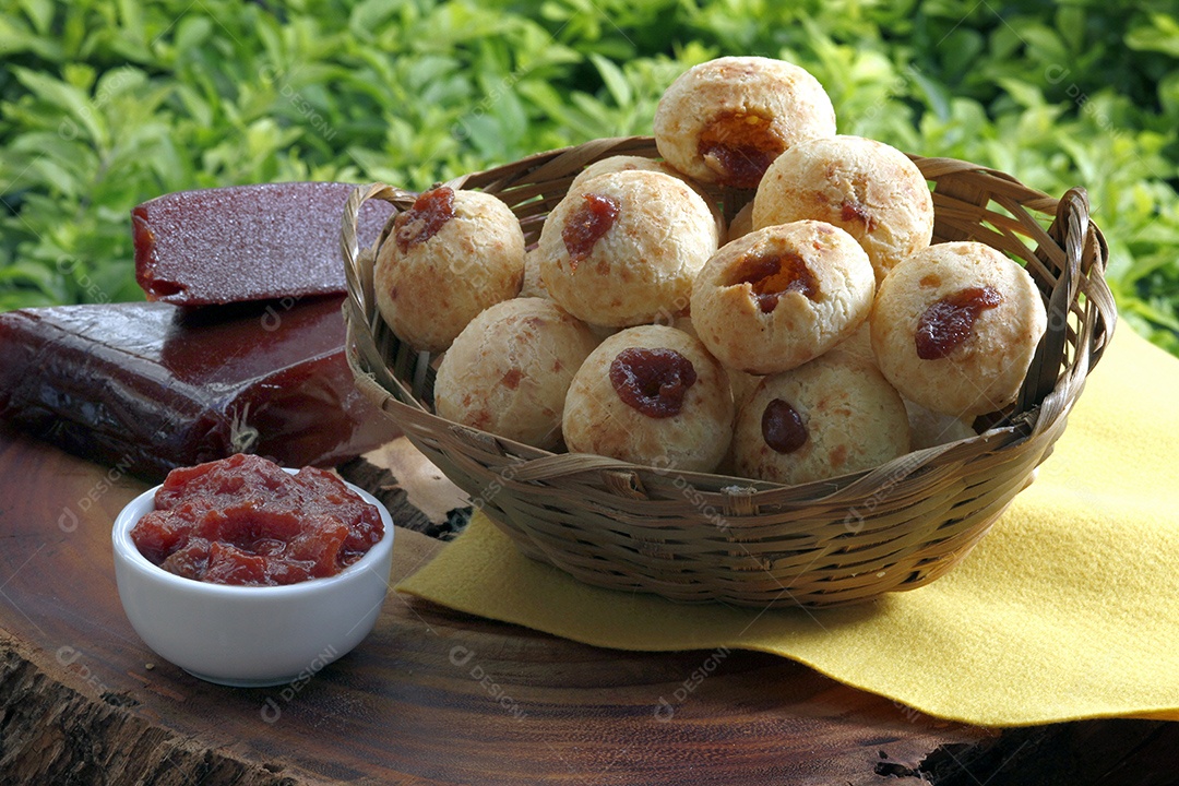 Lanche brasileiro pão de queijo, pão de queijo recheado com doce de leite