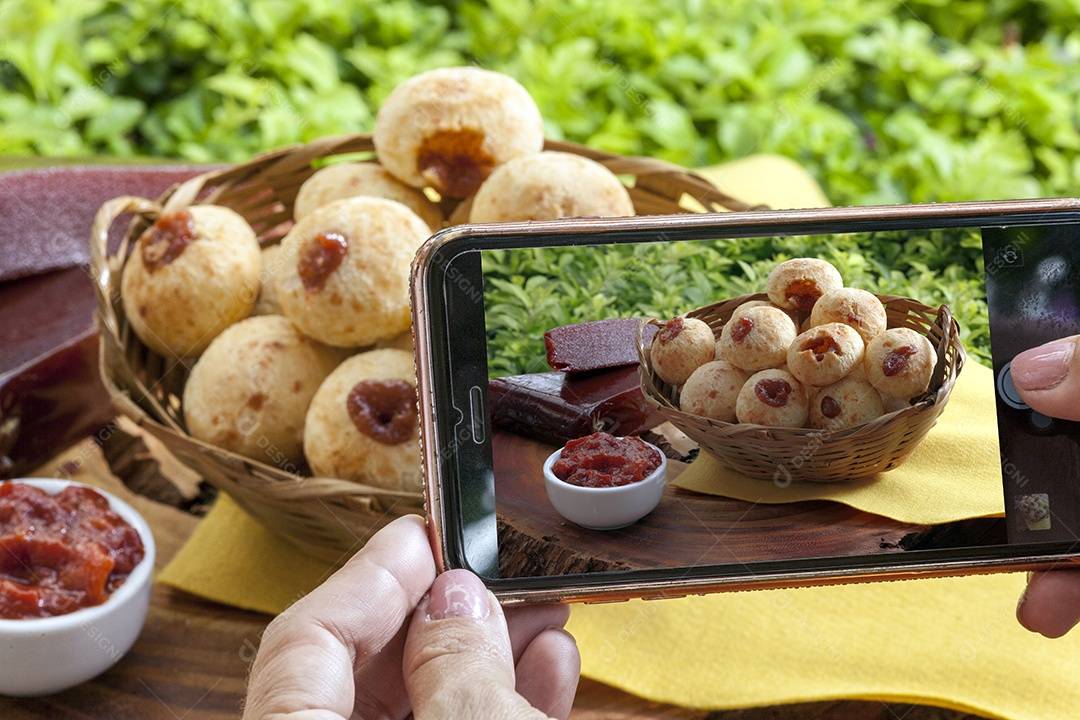 Lanche brasileiro pão de queijo, pão de queijo recheado com doce de leite