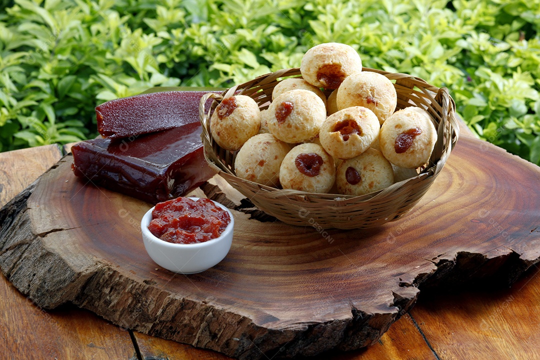 Lanche brasileiro pão de queijo, pão de queijo recheado com goiabada