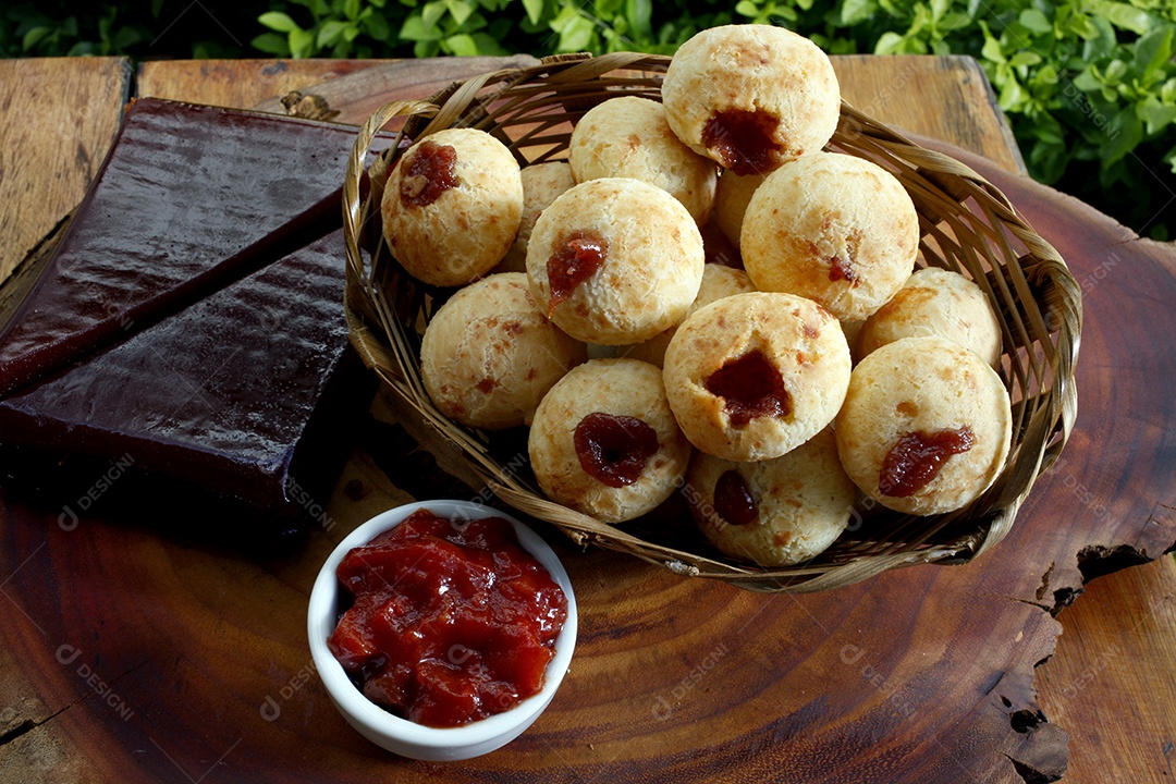 Lanche brasileiro pão de queijo, pão de queijo recheado com goiabada