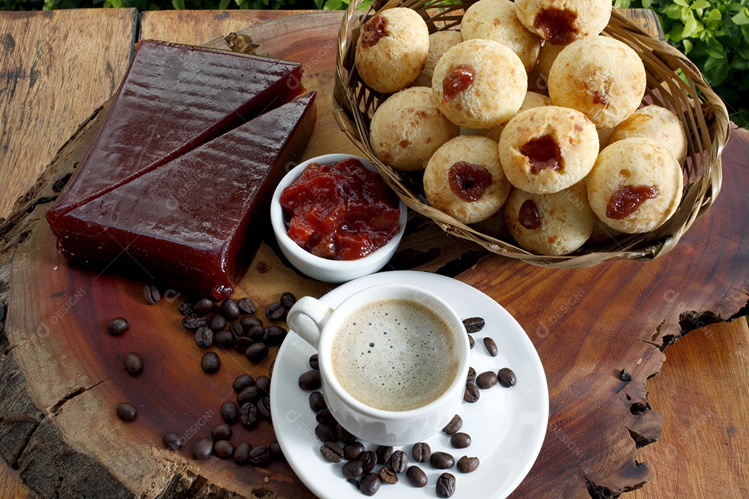 Lanche brasileiro pão de queijo, pão de queijo recheado com goiabada