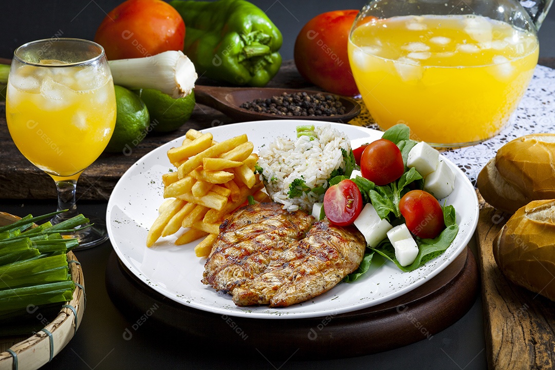 Carne de porco grelhada com guarnições