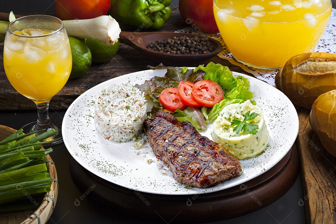 Carne grelhada com guarnições