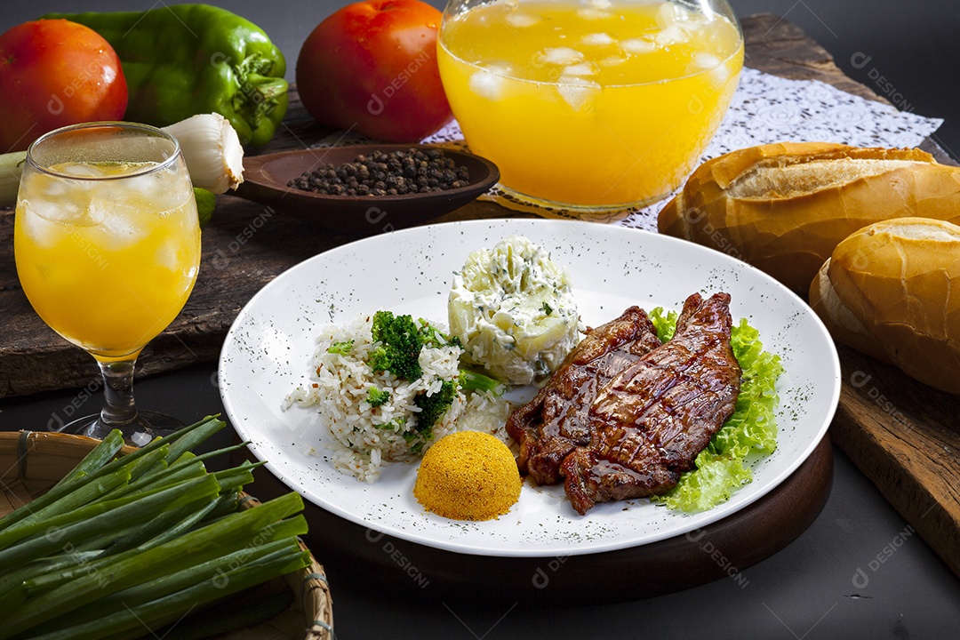 Carne grelhada com guarnições