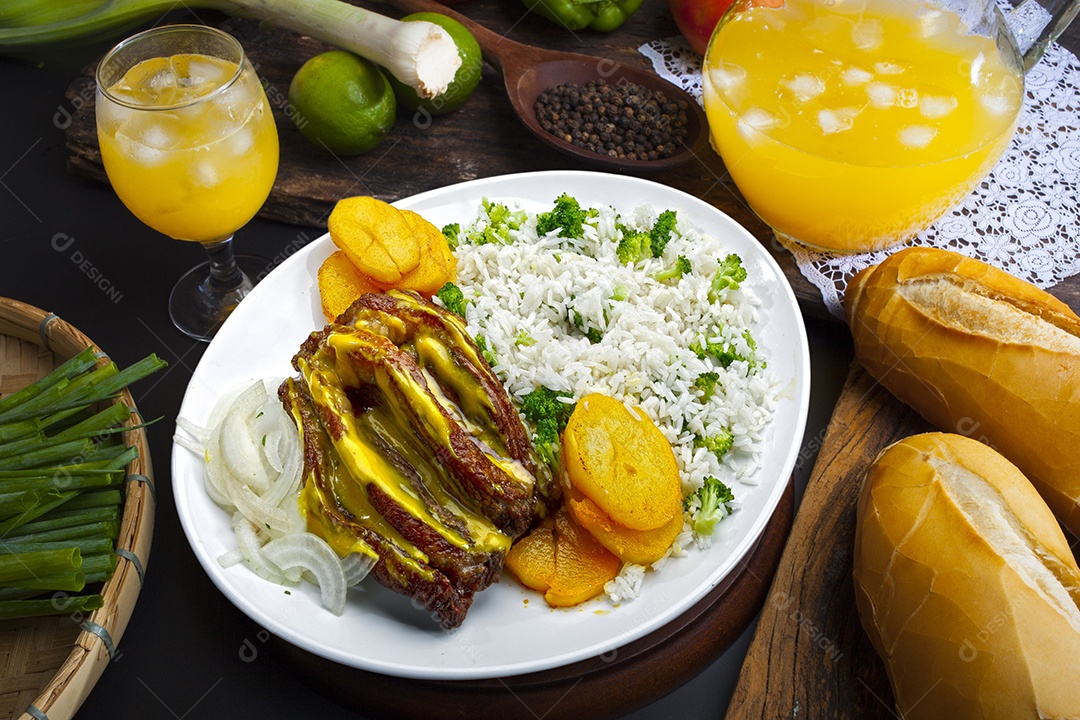 Carne grelhada com guarnições