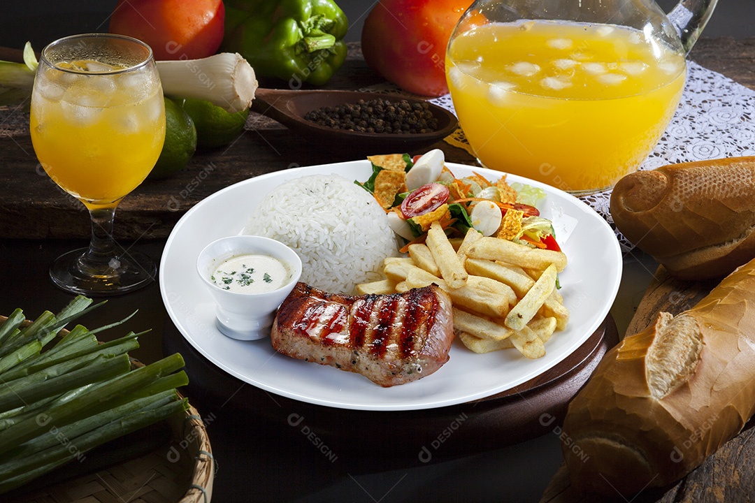 Carne de porco grelhada com guarnições