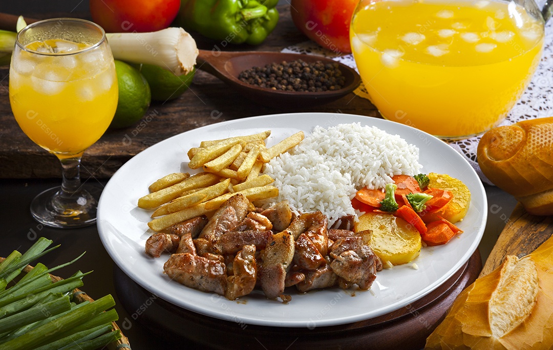 Carne de porco com salada de batats arroz e batatas fritas