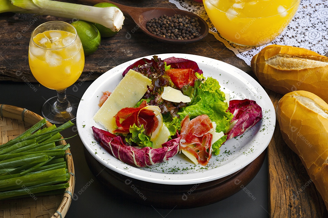 Salada com legumes variados com presunto de parma