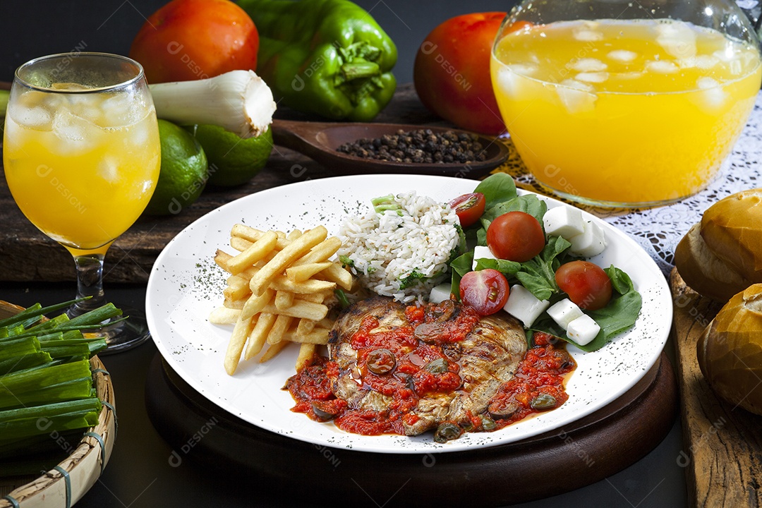Carne ao molho com salada e batatas fritas