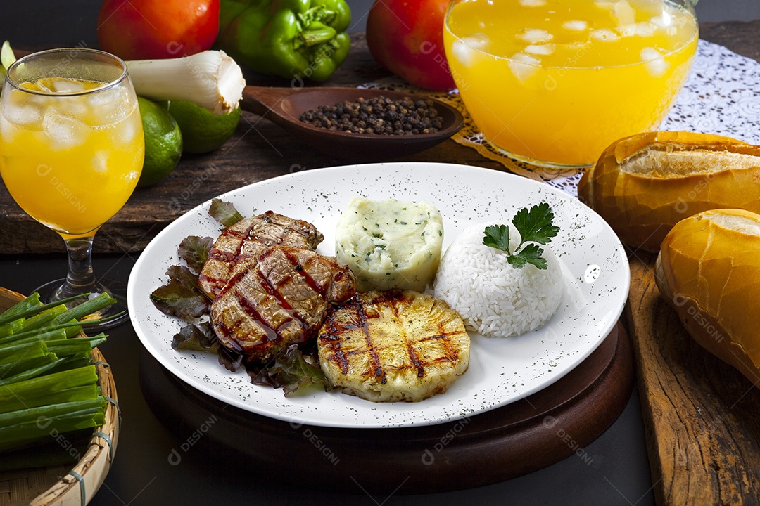 Filés mignon com purê e arroz e abacaxi