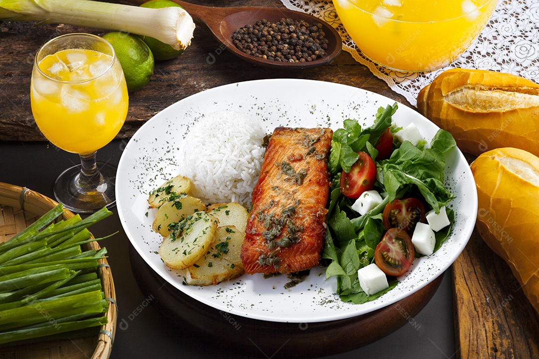 Arroz peixe e salada comida deliciosa