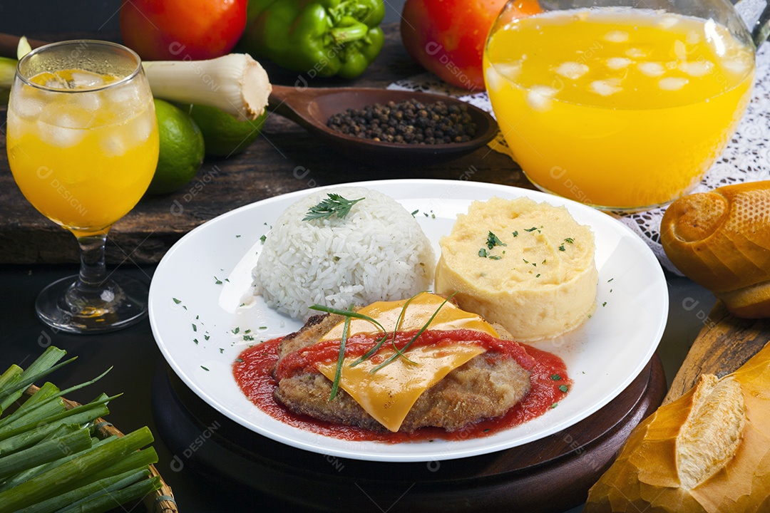 Carne com queijo e molho e arroz e purê