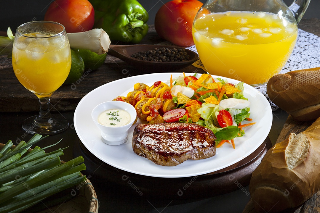 Bife grelhado com salada e molho