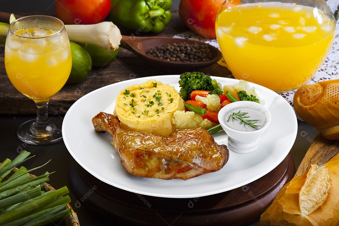 Coxas de frango grelhado com salada e molho e purê