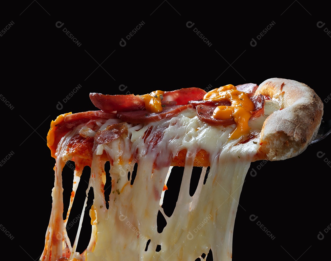 Fatia de pizza de calabresa e cheddar