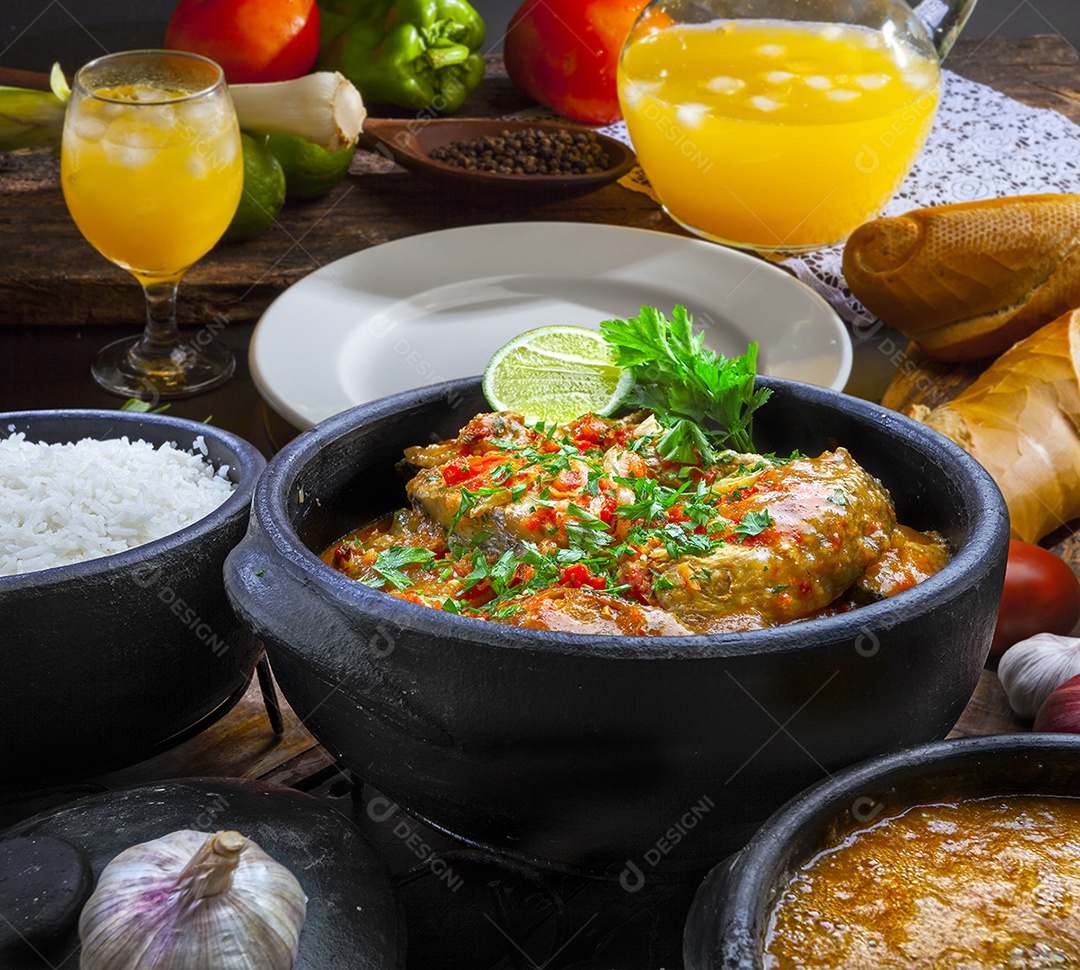 Moqueca de peixe com guarnições