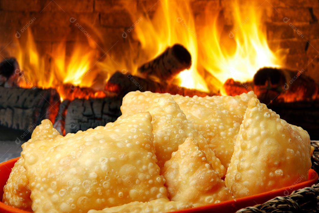 Cesta com pastéis de vento recheado