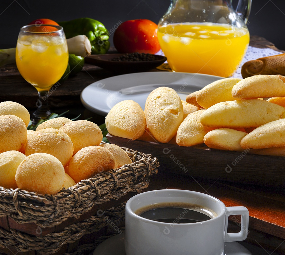 Pães e bisocoito de queijo com xícara de café