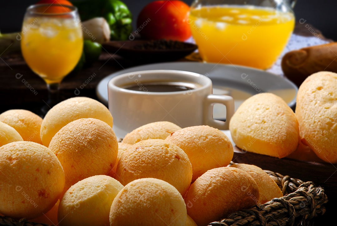 Pães de queijo com xícara de café