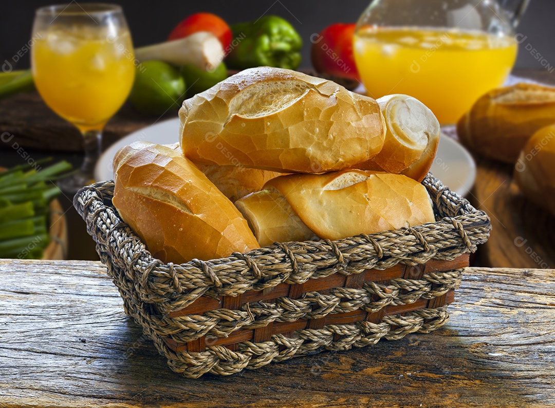 Cesta de vime tradicional com pães francês
