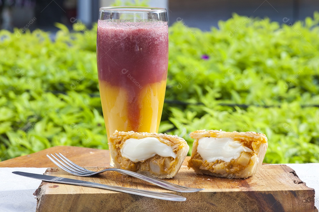 Empada com catupiry lanche tradicional brasileiro e suco