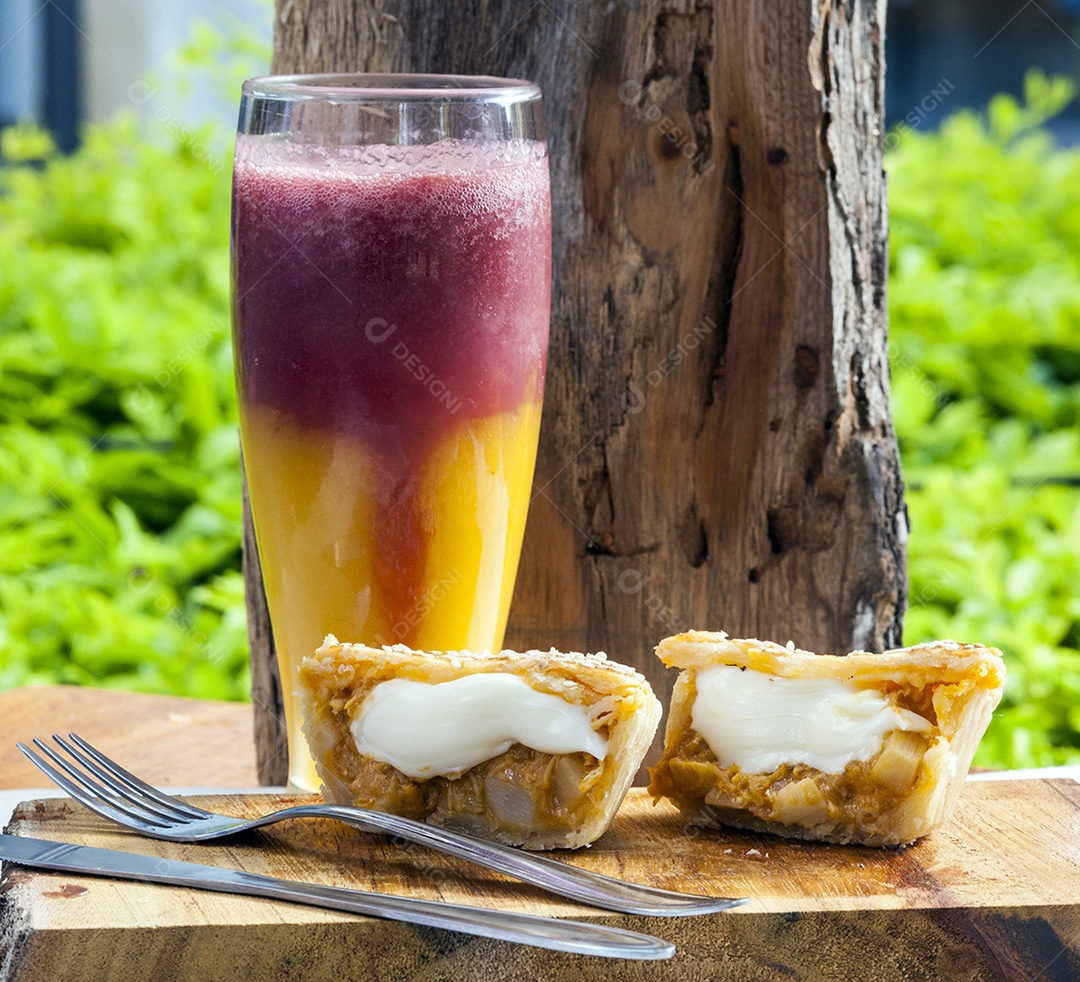 Empada com catupiry lanche tradicional brasileiro e suco
