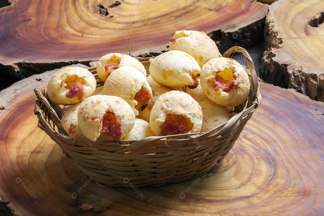 Cesta de vime com pães de queijo recheado com goiabada