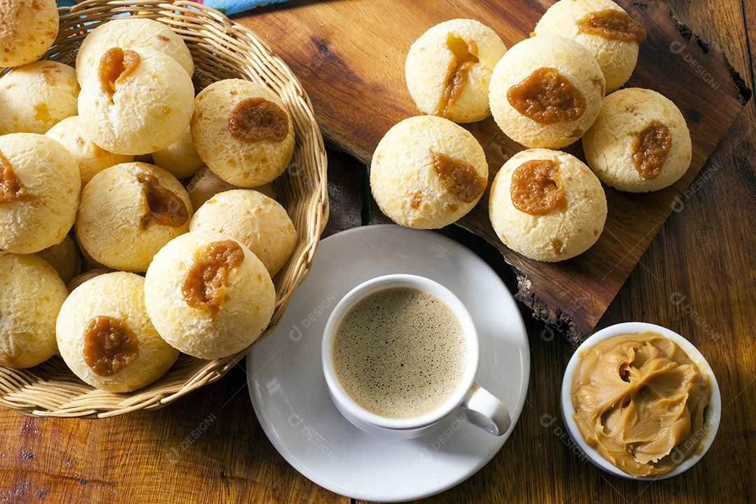 Lanche brasileiro pão de queijo com doce de leite