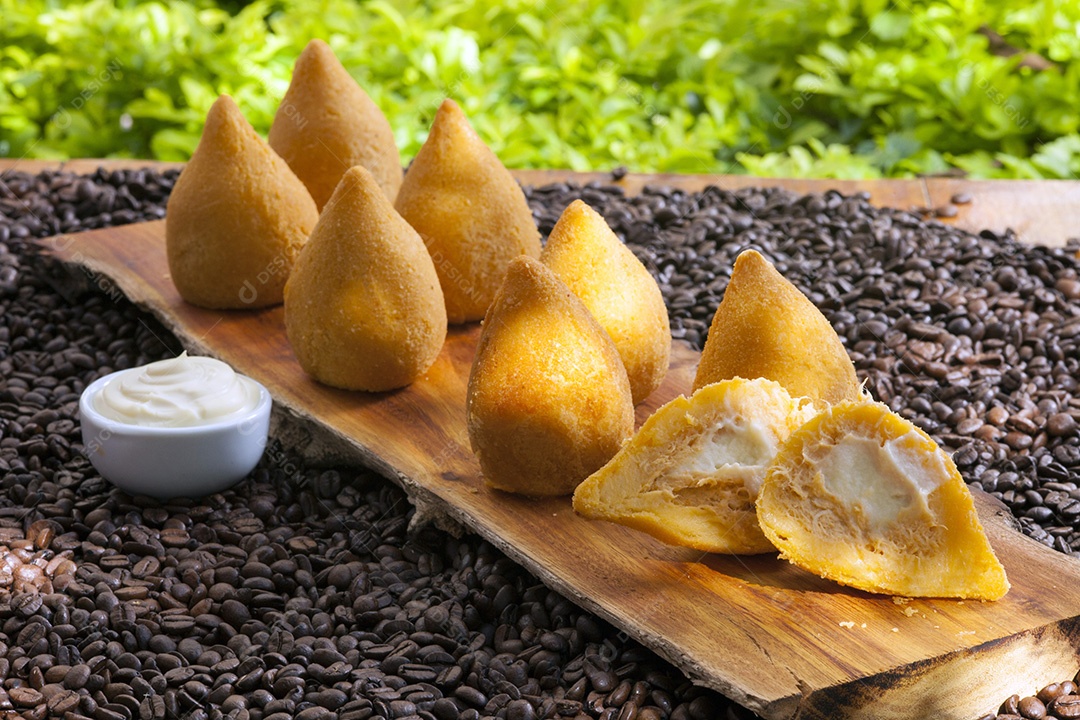 Tábua com coxinhas de frango catupiry