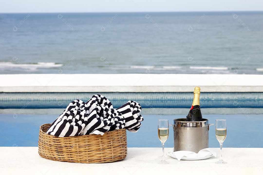 Champanhe na piscina com cesta e toalhas dentro