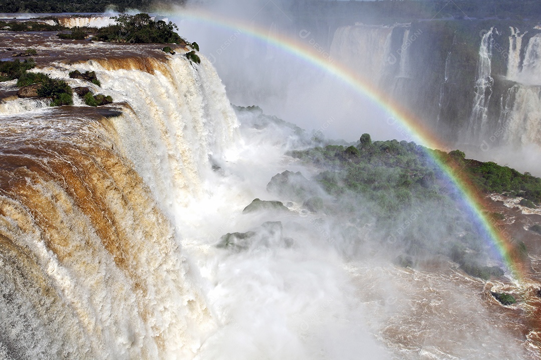 Cataratas do Iguaçu com arco íris