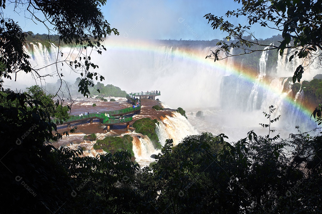 Cataratas do Iguaçu com arco íris