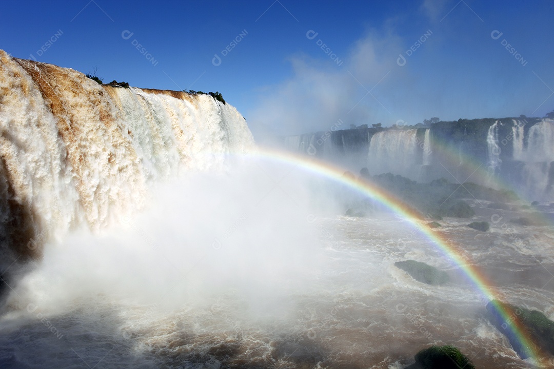 Cataratas do Iguaçu com arco íris