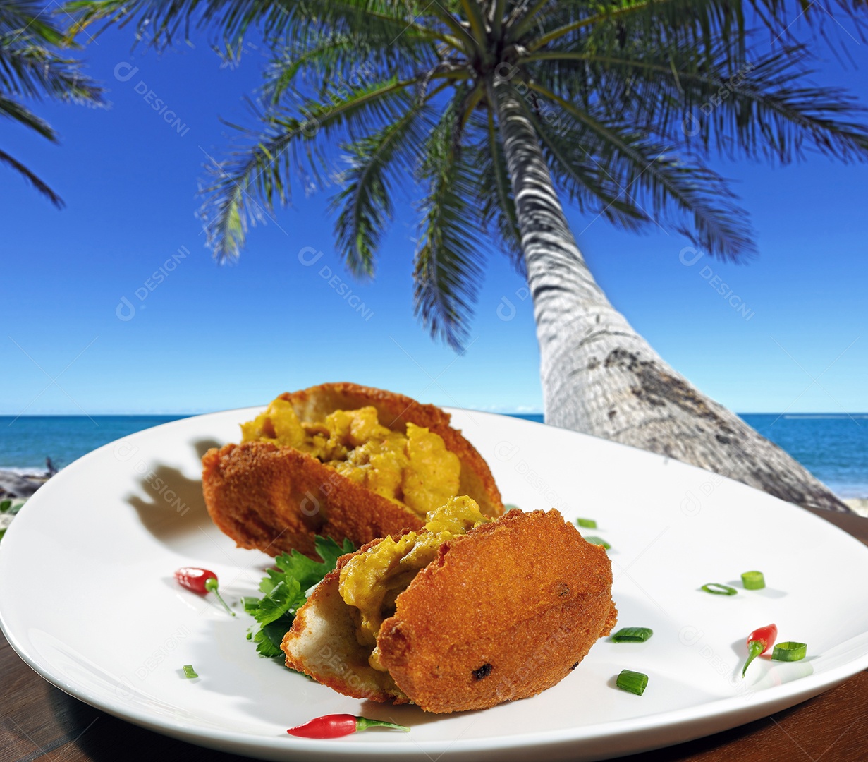 Acarajé sobre prato branco com cebolinhas