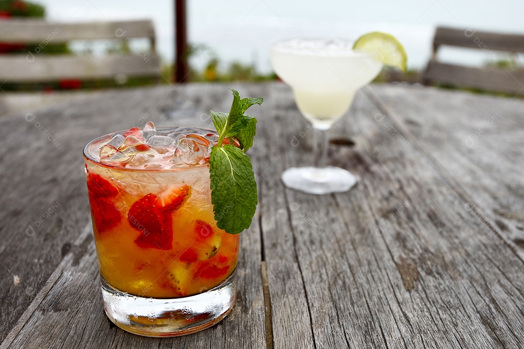 Coquetel de frutas sobre mesa de madeira