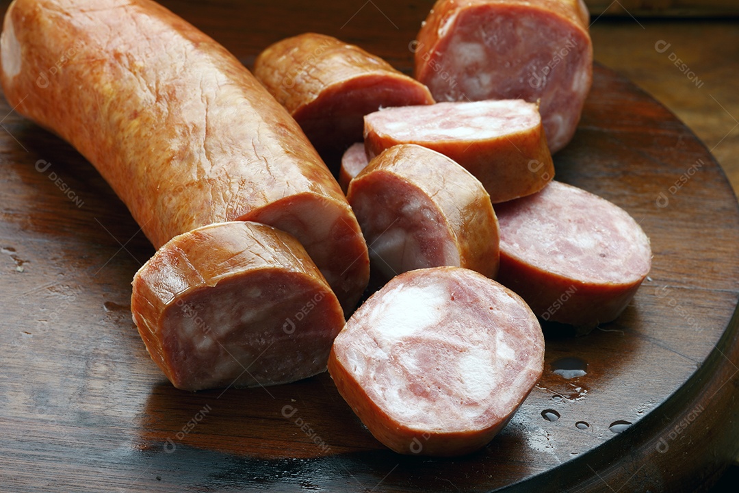 Calabresa cortada sobre tábua de madeira