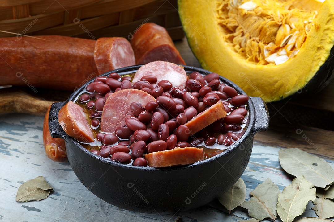 Feijão de caldo com calabresa delicioso