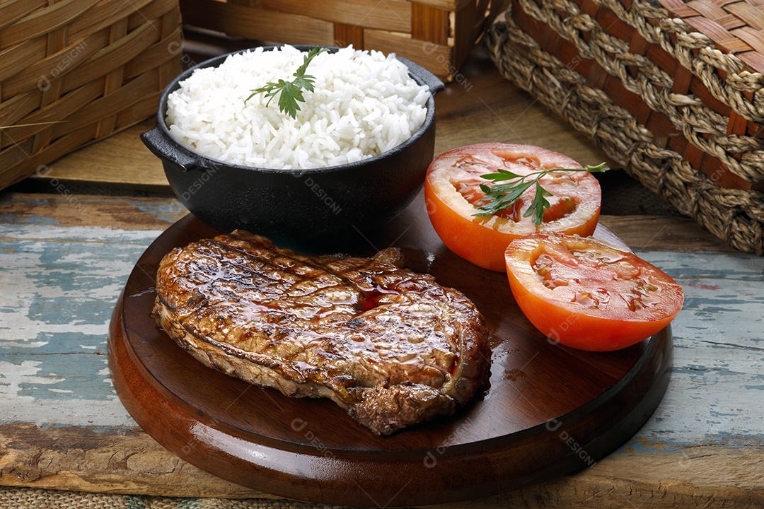 Arrroz cozido com churrasco e tomates