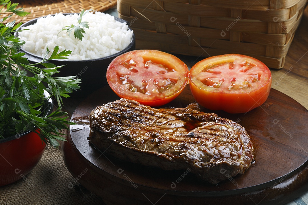 Churrasco com arroz e salada tomate
