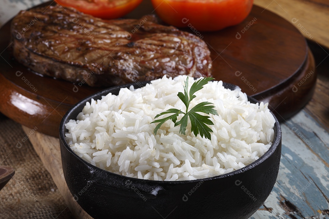 Panela com arroz churrasco e tomates