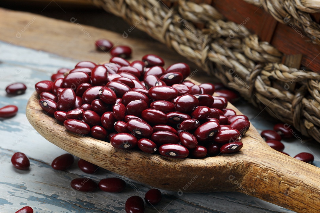 Colher de madeiracom feijão sobre