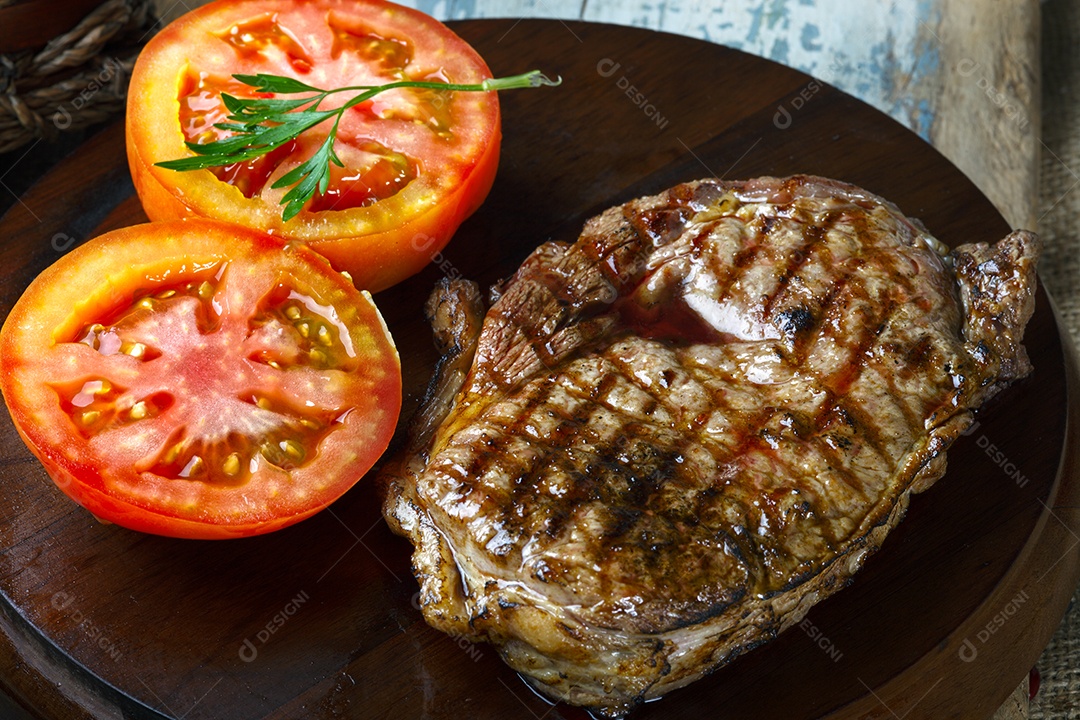Bife grelhado com tomates ao lado