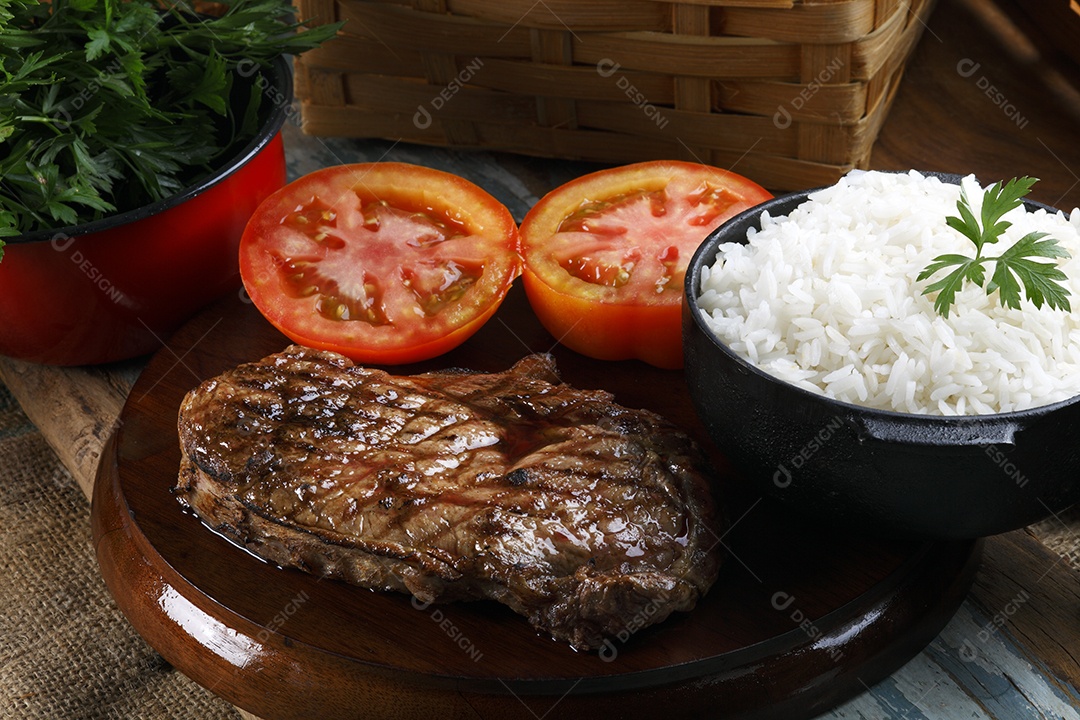 Bife grelhado com arroz e tomates