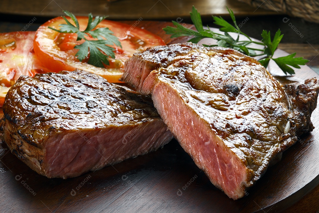 Bife grelhado com tomates ao lado