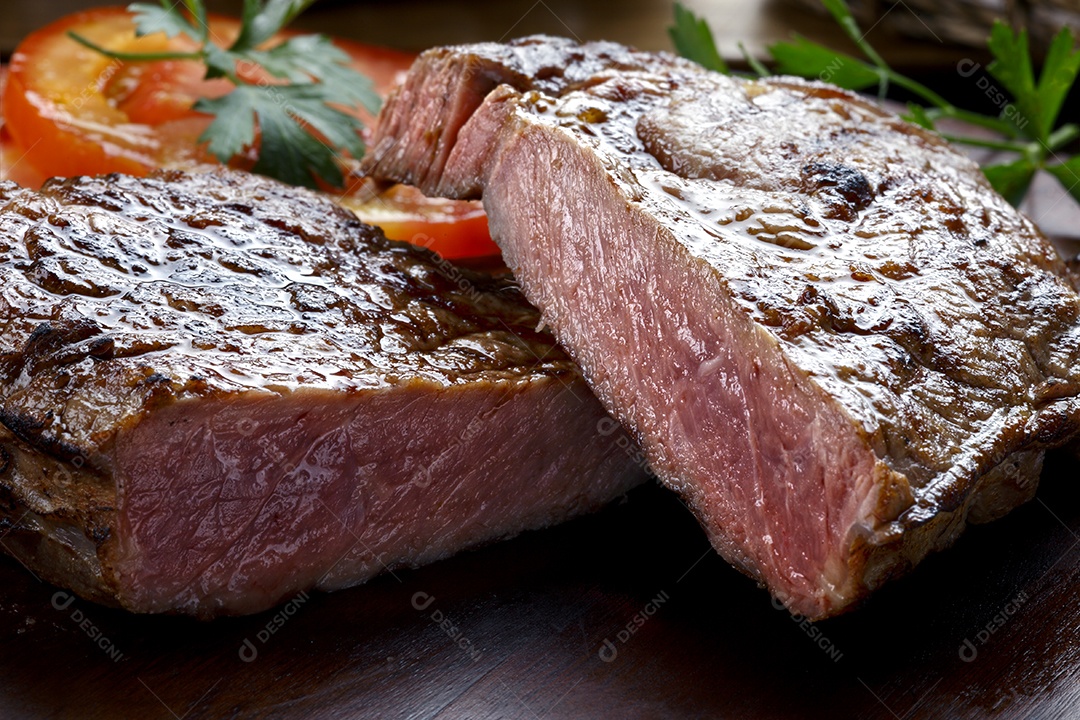 Bife grelhado com fundo de tomate