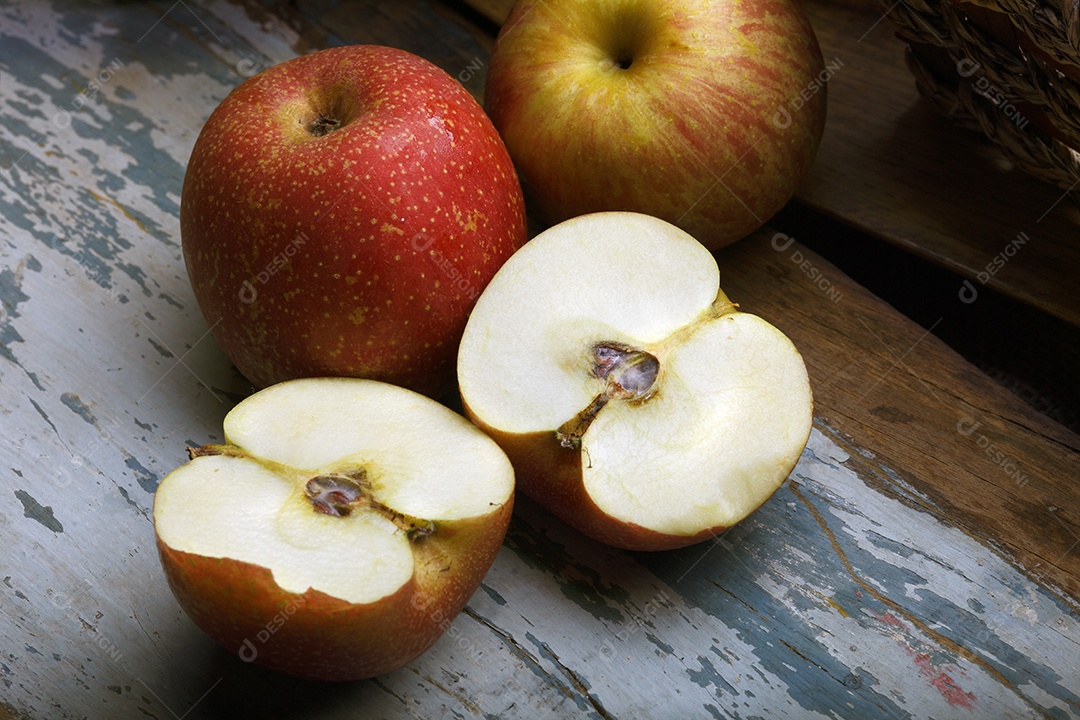 Maças deliciosas sobre uma mesa de madeira