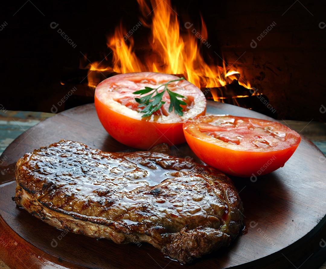 Carne assada ao molho barbecue e tomates fresco